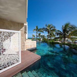 Junior Suite Swim Up Beachside